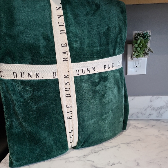 🚫Sold🚫 Rae Dunn Christmas Blanket - Picture 2 of 4